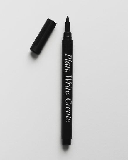 – En svart kritpenna som används för att skriva på plexiglas