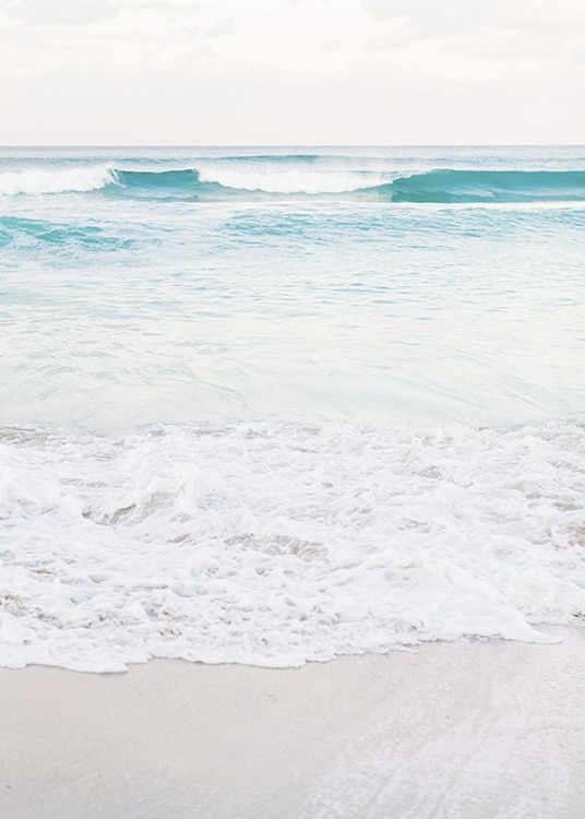 – Poster av en strand och havet i pastellfärger.