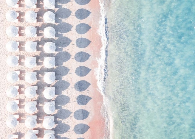 – Poster av en strand med solstolar och parasoller.