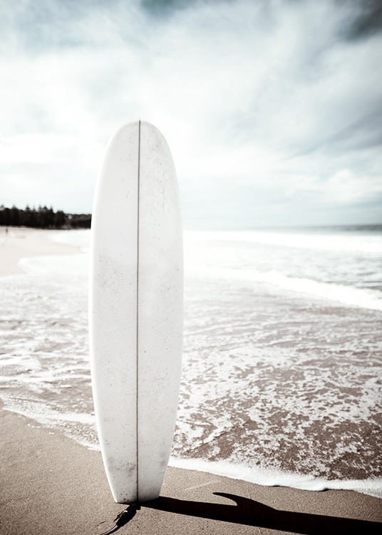 – Poster av en surfbräda framför en strand.