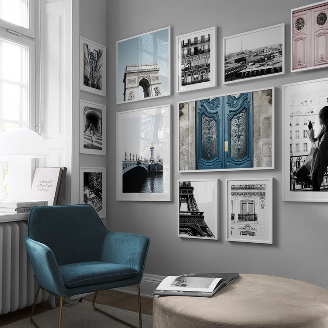  – Svartvitt fotografi av en kvinna i stor skjorta som röker en cigarett i ett fönster