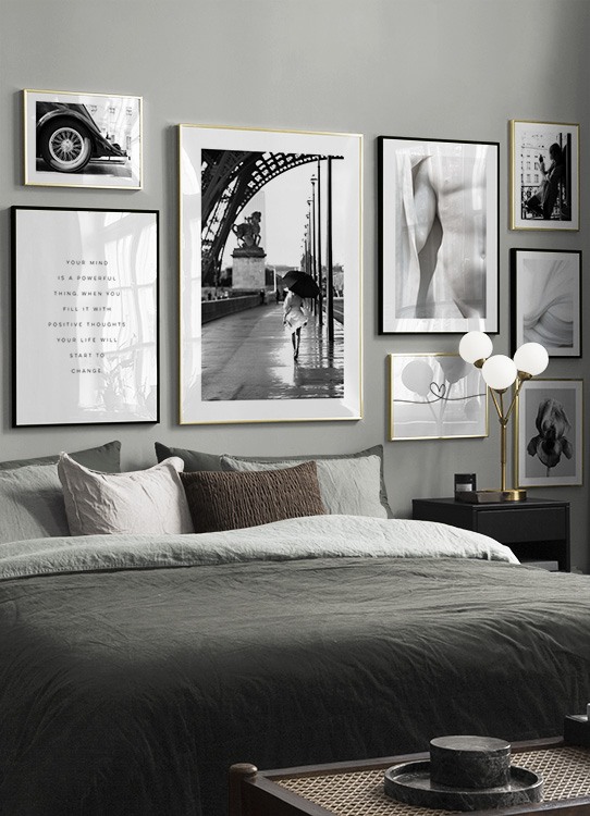  – Svartvitt fotografi av en kvinna i stor skjorta som röker en cigarett i ett fönster