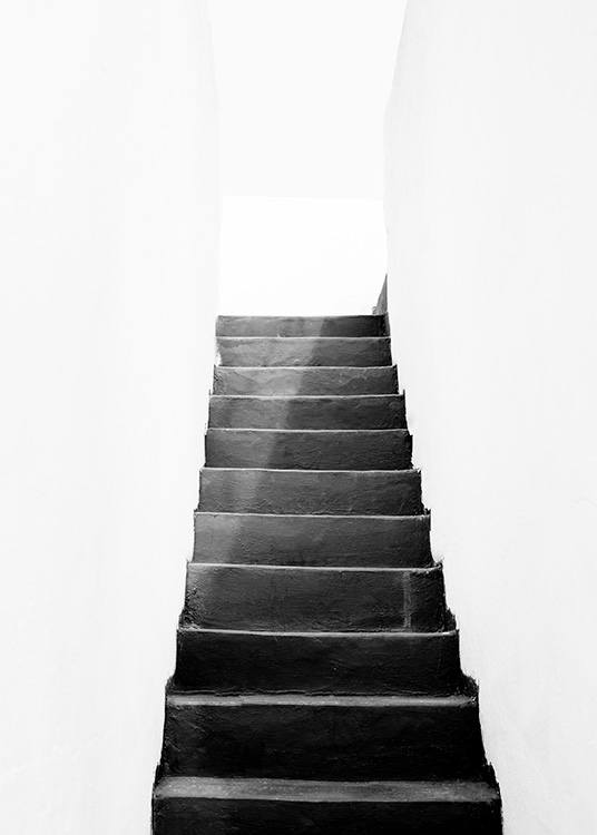 – Fotografi av en mörk trappa med vita väggar runt omkring.