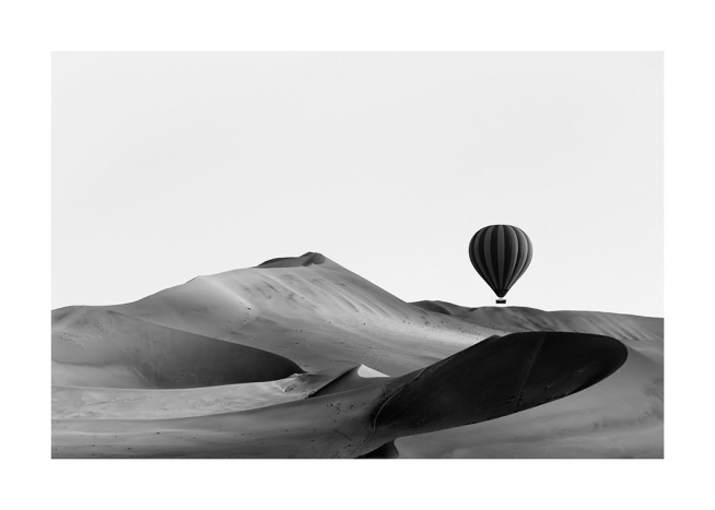 Hot Air Balloon Over Dunes Poster / Naturmotiv hos Desenio AB (11488)