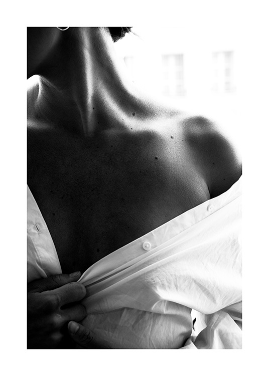  – Svartvitt fotografi av en naken axel på en kvinna i vit skjorta