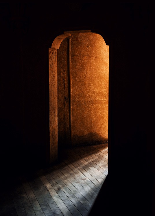 – Fotografi av ljuset som lyser genom en öppning mellan mörka väggar.