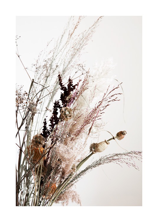  – Fotografi av torkade blommor och gräs i en bukett mot en ljusgrå bakgrund