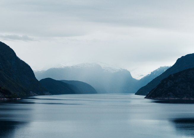 –Fotografi av den norska fjorden.