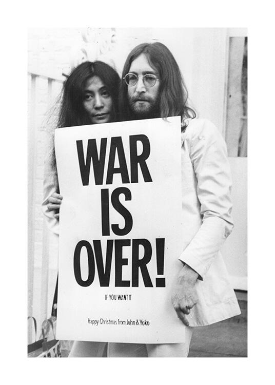  – Svartvitt fotografi av John Lennon och Yoko Ono som håller i ett protestplakat