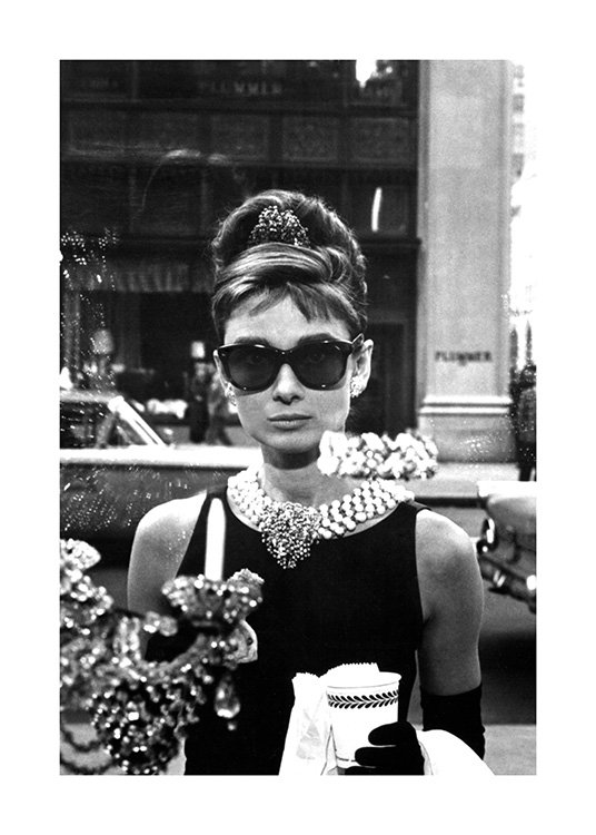  – Svartvitt fotografi av Audrey Hepburn i solglasögon från Beakfast at Tiffany's