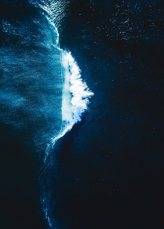 –Fotografi av havet med en våg som går igenom.