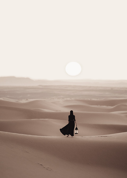 Woman in Desert Poster / Naturmotiv hos Desenio AB (12341)