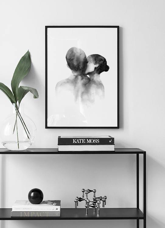  – Svartvit akvarell av en kvinna som kysser en man på kinden