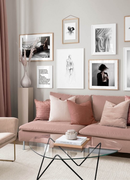  – Svartvit akvarell av en kvinna som kysser en man på kinden