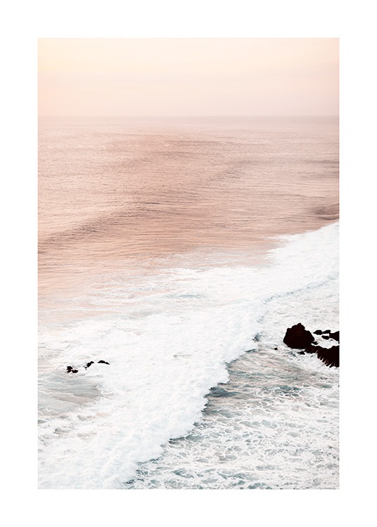  – Fotografi av vågor och ett rosa hav med en ljusrosa himmel bakom