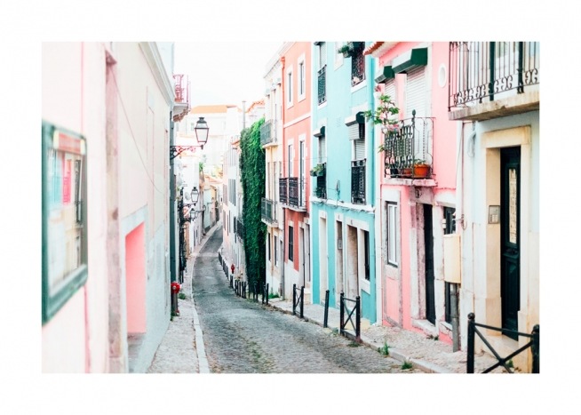 Färgglada radhus i pastellfärger på gata i Lissabon, Portugal