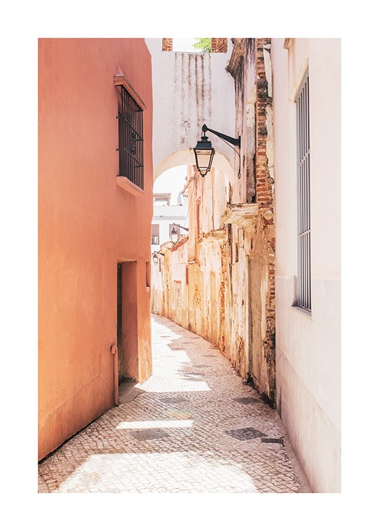 Gata i Spanien med väggar i orange och vitt med gatlykta i mitten