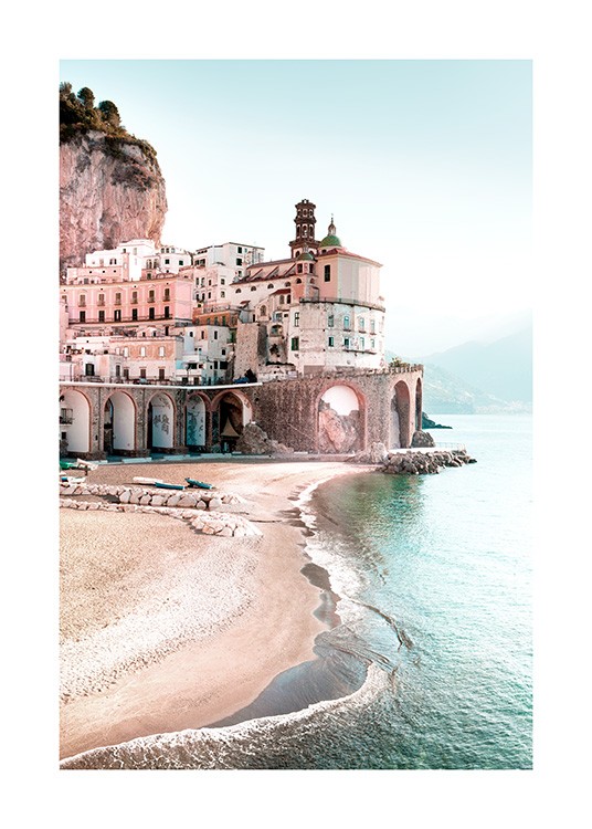 Stad vid havet och sandstrand på Amalfikusten i Italien
