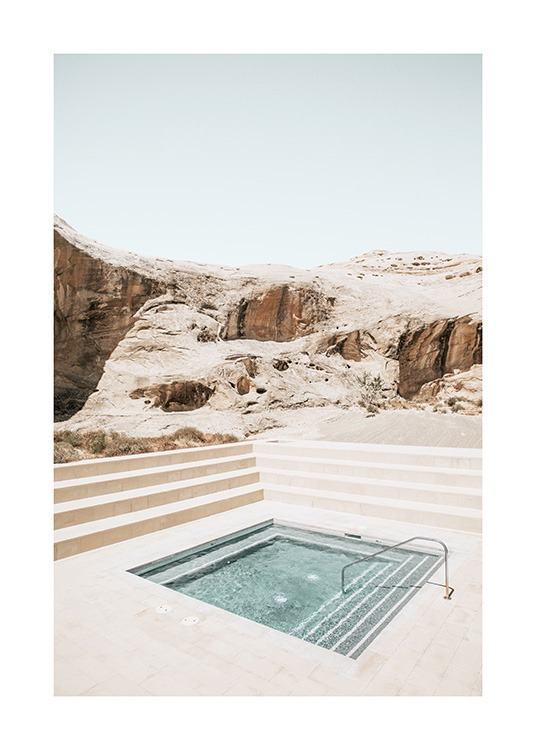  – Fotografi av kanjoner bakom en fyrkantig pool omgiven av trappor