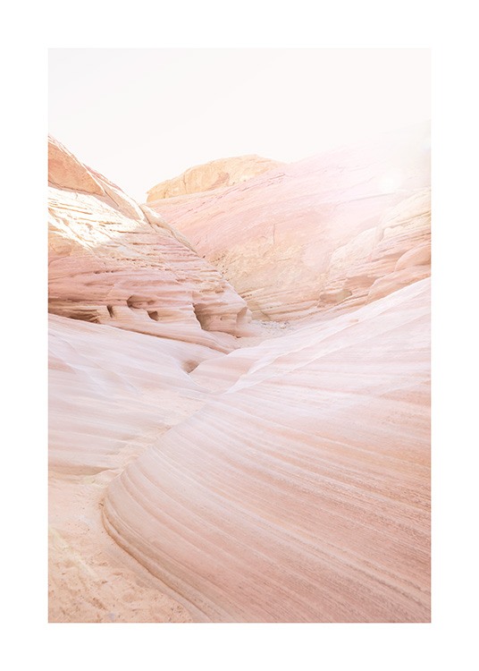  – Fotografi av ökenlandskap med rosa kanjoner och vågformade klippor