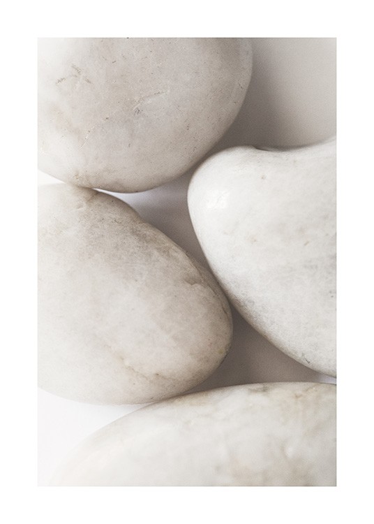 Fotografi med närbild av stora vita stenar som ligger tillsammans på en vit bakgrund