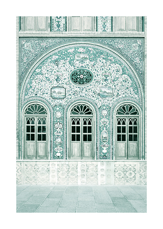 Fotografi av mintfärgad fasad med mosaikmönster och mintfärgade dörrar