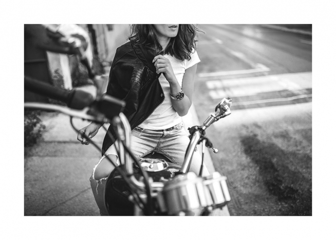 Svartvitt fotografi av kvinna som sitter på en motorcykel iklädd skinnjacka