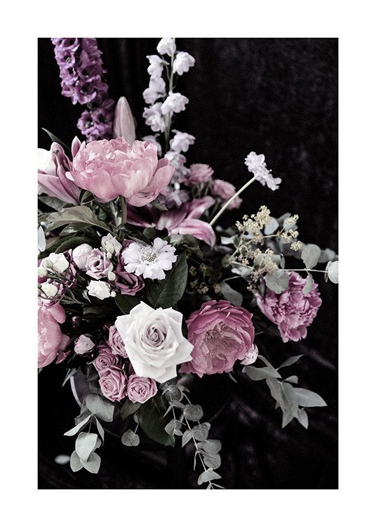  - Blombukett med vita, rosa och lila blommor och gröna blad med en mörk bakgrund