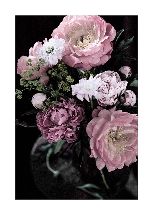  - Blombukett i rosa och lila med grönt och en mörk bakgrund