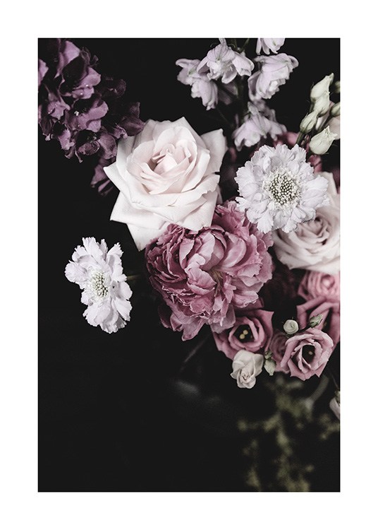  - Närbild av blombukett med rosa, lila och vita blommor och en mörk bakgrund