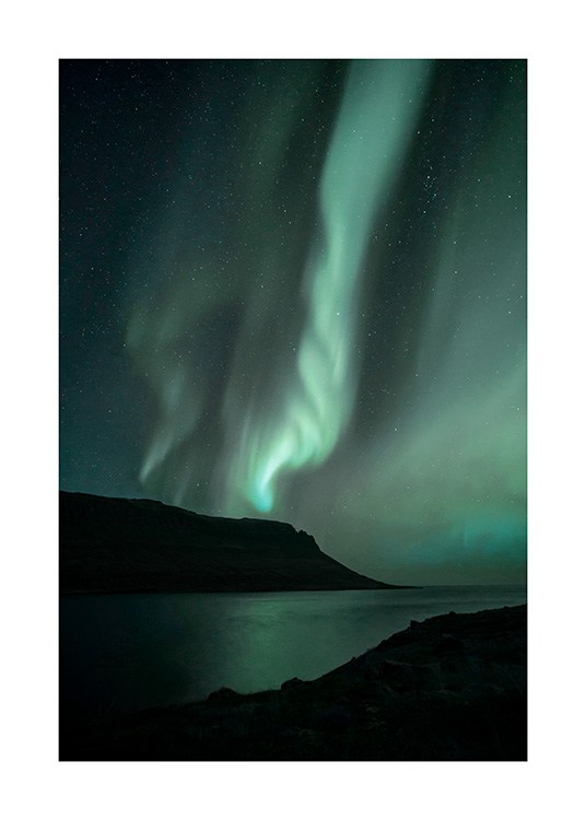  - Fotografi av grönt norrsken bakom berg och hav på Island