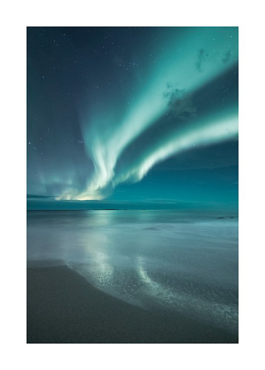  - Fotografi av blått norrsken och mörkblå himmel framför en sandstrand