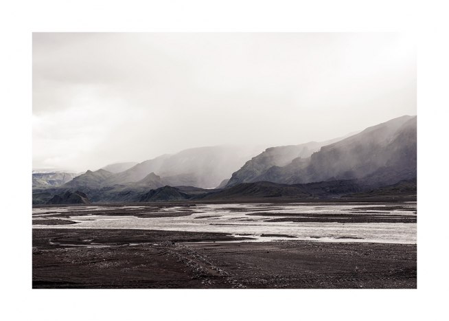  - Fotografi av landskap med vattenpölar och berg täckta av dimma