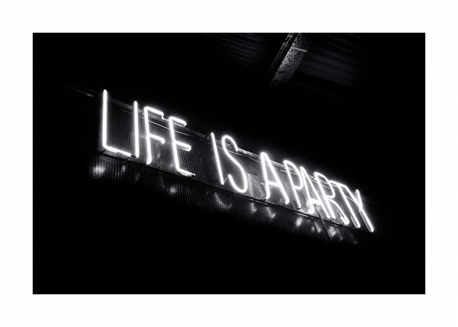  - Svartvitt fotografi av neonskylt med Life is a party