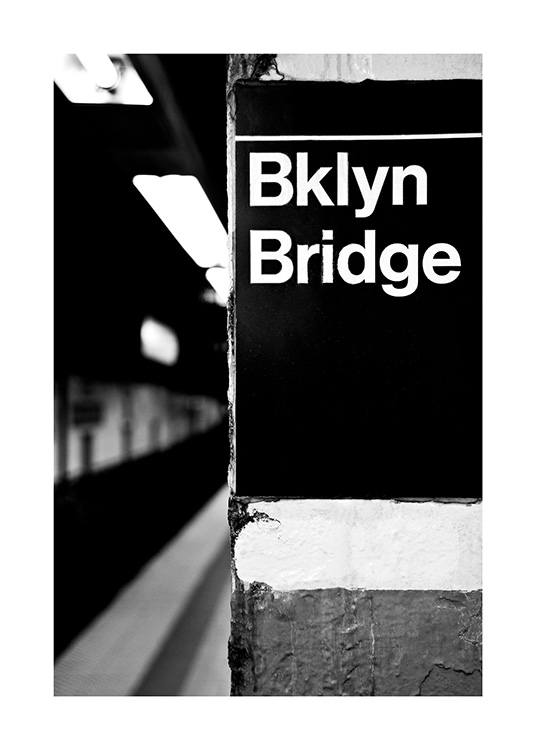  - Svartvitt fotografi av tunnelbaneskylt i New York med texten Bklyn Bridge