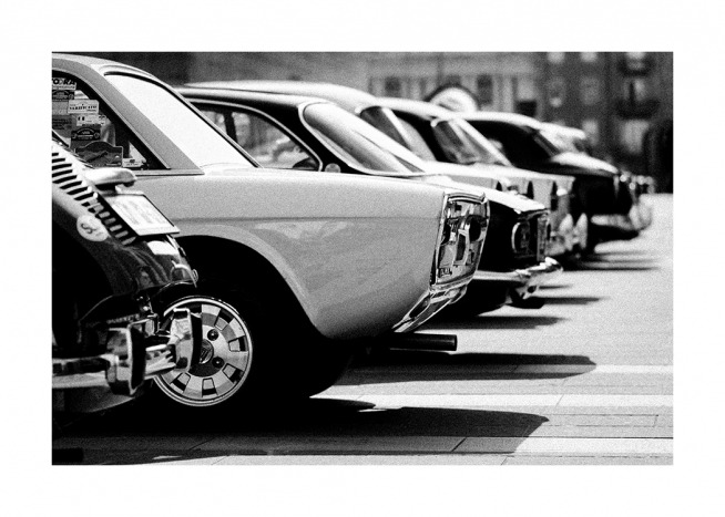  - Svartvitt fotografi av en rad med retrobilar på en parkeringsplats