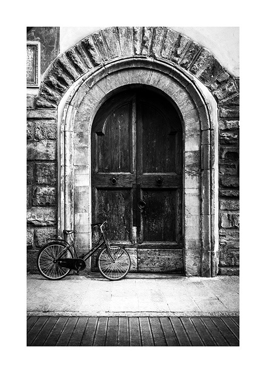  - Svartvitt fotografi av en rustik dörr med en cykel framför