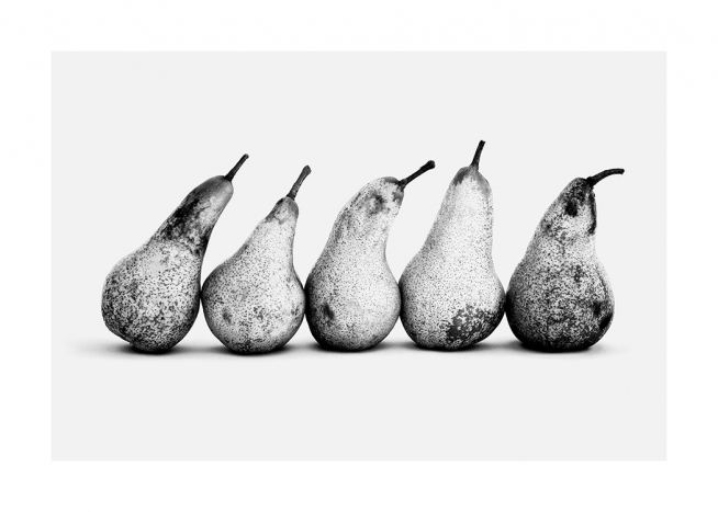 - Svartvitt fotografi av fem päron på rad