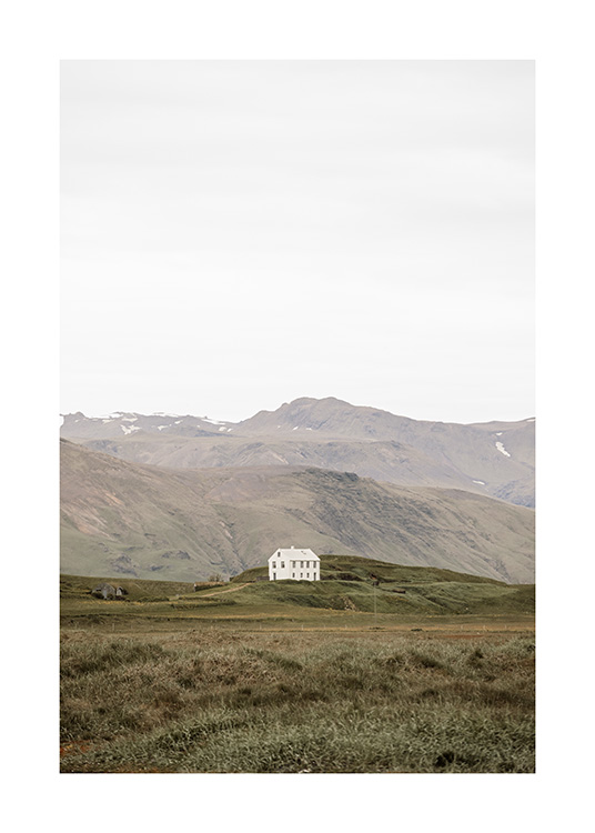  - Fotografi av landskap på Island med ett ensamt hus framför fjäll