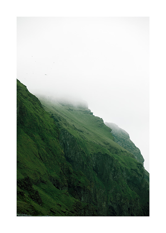 - Fotografi av ett dimmigt grönt landskap på Island