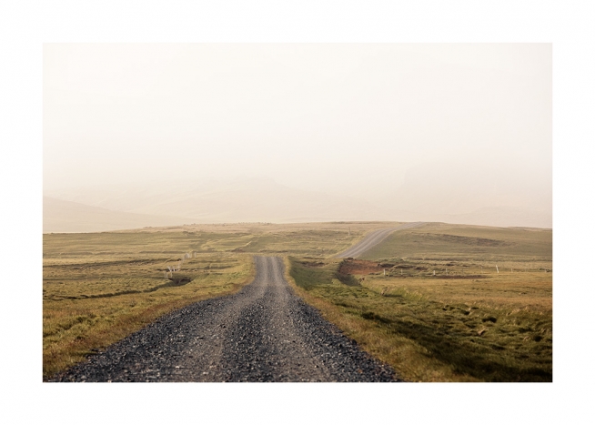  - Fotografi av landskap på Island med grusväg och gröna ängar