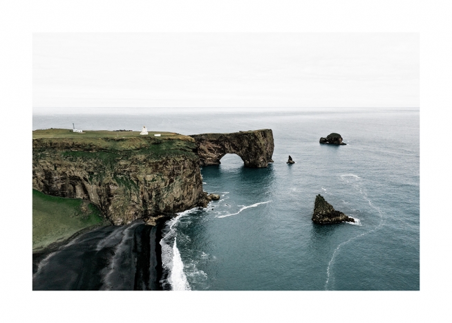  - Flygfoto av hav och klippor på Dyrholaey-halvön på Island