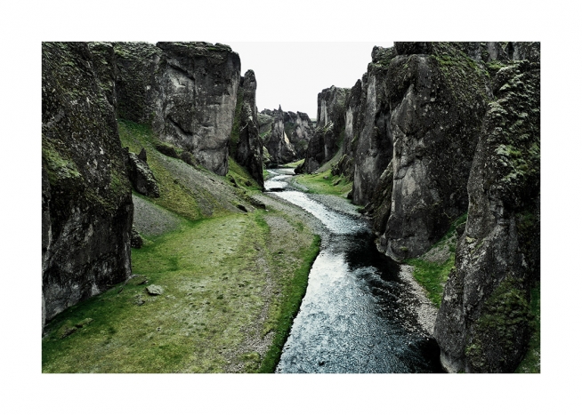  - Fotografi av Fjadrargljufur kanjon med älv och grönt landskap