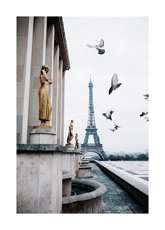- Fotografi från Paris med Eiffeltornet bakom flygande duvor och gyllene statyer