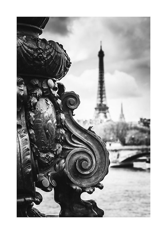 - Fotografi av brodetaljer framför Eiffeltornet i svartvitt