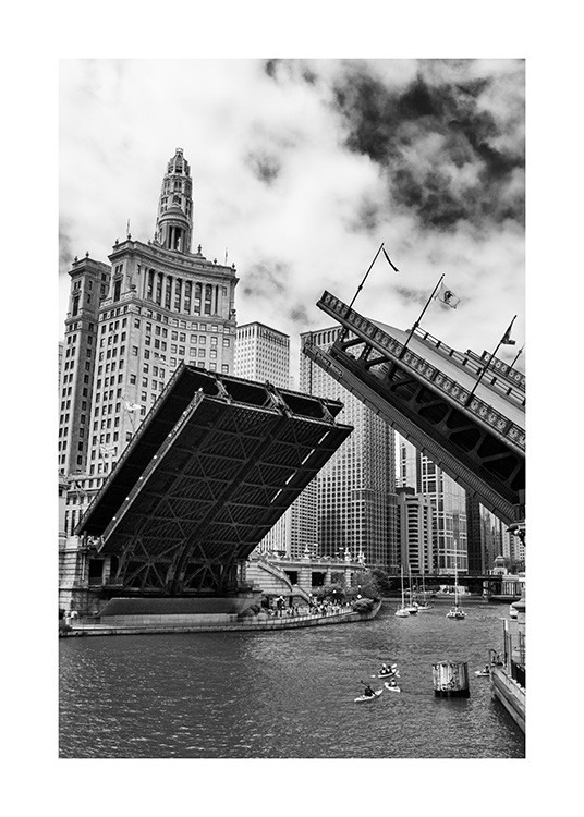 - Svartvitt fotografi av Chicago Bridge som öppnas, med båtar på floden och byggnader i bakgrunden