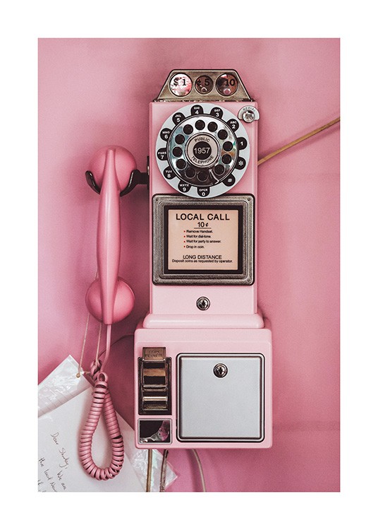 - Fotografi av en rosa betaltelefon i retrostil, på en rosa bakgrund