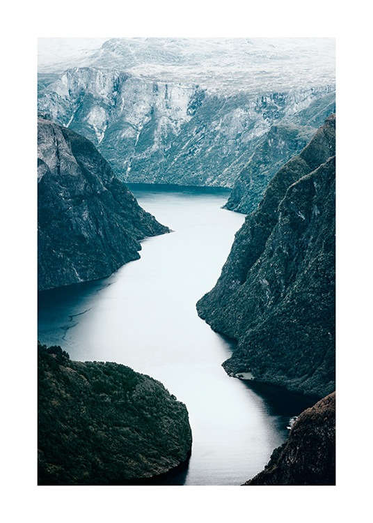 - Naturposter med fotografi av en bred fjord i ett fjällandskap i Skandinavien