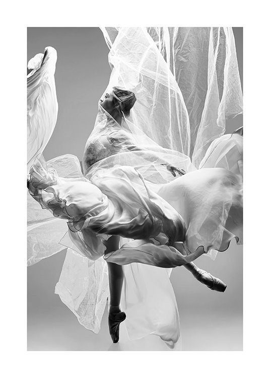 - Foto av en ballerina i vitt böljande tyg med sträckta fötter