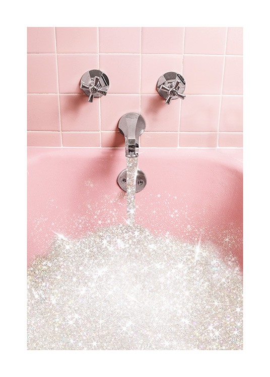 - Rosa kakel bakom ett rosa badkar fyllt med glittrande vatten